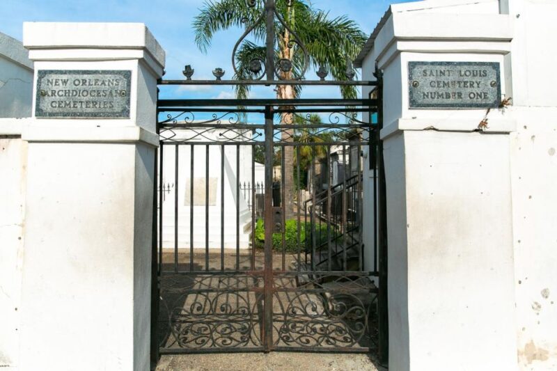 New Orleans: Walking Tour Inside St. Louis Cemetery No. 1 - Exploring the Haunted Heart of New Orleans: Inside St. Louis Cemetery No. 1