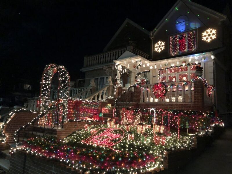 New York City: Dyker Heights Christmas Lights Tour - Scenic Stops: Brooklyn Bridge and DUMBO