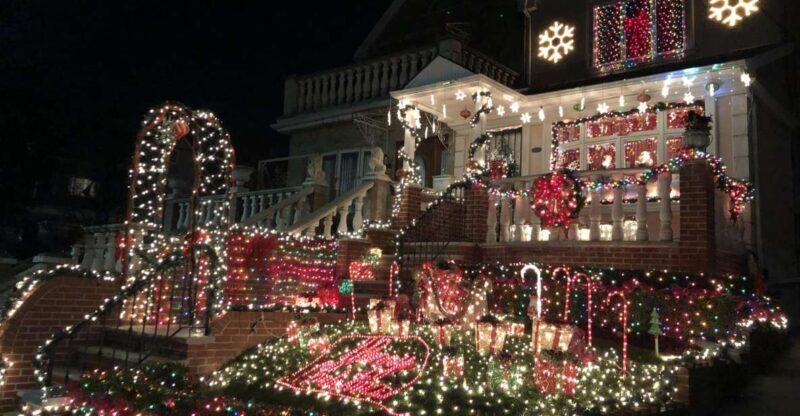 New York City: Dyker Heights Christmas Lights Tour - The Guides and Atmosphere