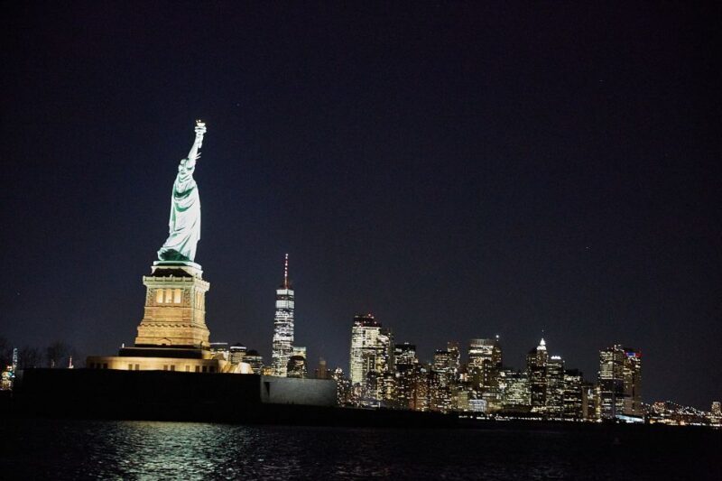New York City: Holiday Jazz Classic Motor Yacht Cruise - Who This Tour Is Perfect For