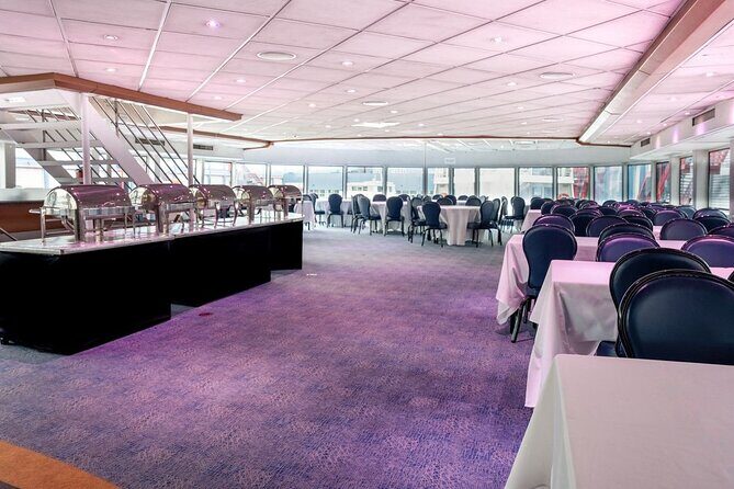 New York Signature Bottomless Mimosa Brunch in Cruise Pier 15 - Atmosphere and Entertainment