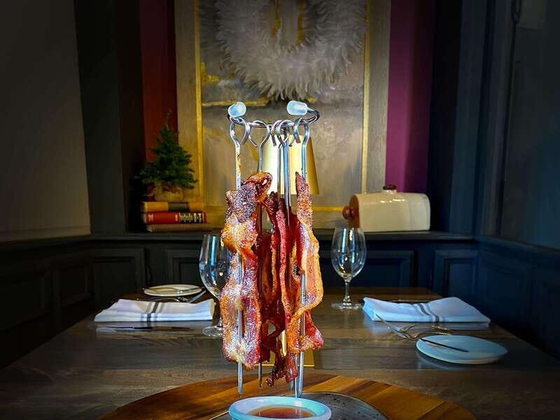 Niagara Falls, All Canadian Food Small Group Walking Tour - Guides and Group Size