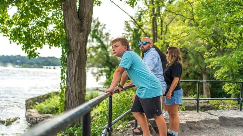 Niagara Falls: USA/Canada Tour with Boat Cruise and Lunch - FAQ