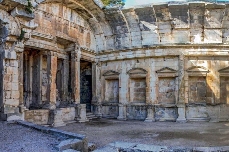 Nîmes, chronicle of a legacy from the Enlightenment to the Belle Époque - Who Will Appreciate This Tour?