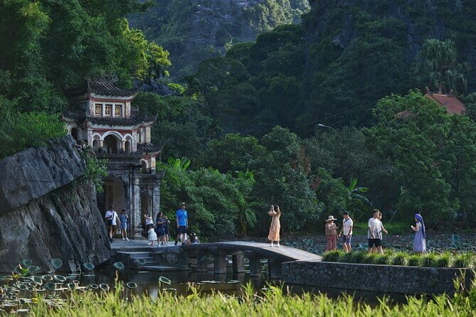 Ninh Binh Luxury Tour: Bich Dong Pagoda, Local Family, Trang An - The Journey Begins: A Convenient Start in Hanoi