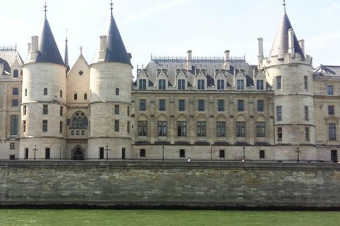 Notre Dame quartier & Ile de la Cité Private 2-Hour Walking Tour in Paris - A Detailed Look at the Tour Experience