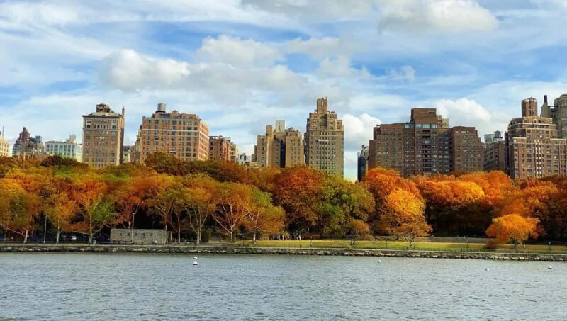 NYC: Fall Foliage Cruise with Live Guide - Food & Beverage: Sipping Autumn in Style