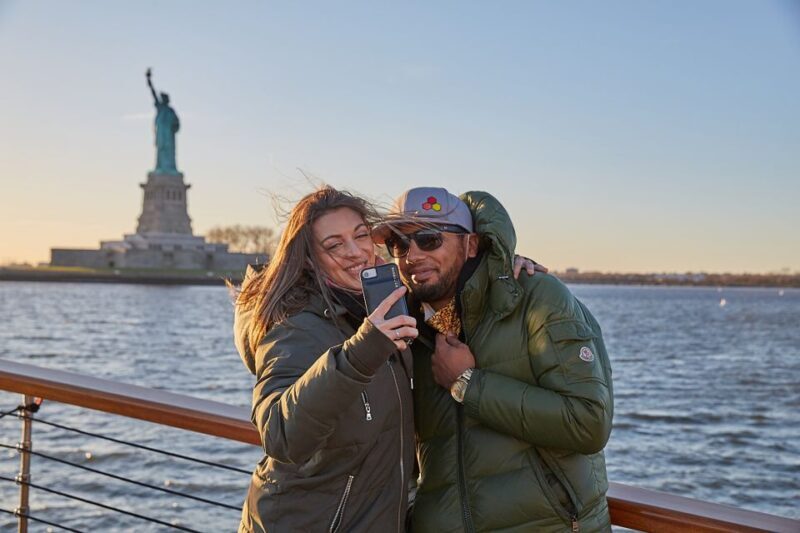 NYC: Holiday Yacht Cruise with Jazz, Cocoa & Carols - An In-Depth Look at the Cruise Experience