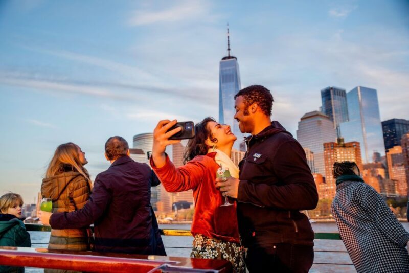 NYC: Sightseeing Holiday Cruise with Drink - A Detailed Look at the Holiday Cruise Experience