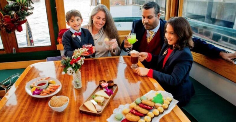 NYC: Sightseeing Holiday Cruise with Drink - The Ideal Audience for This Cruise