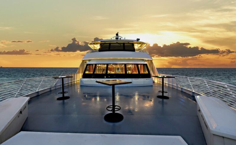 Oahu: Friday Night Fireworks Cocktail Cruise - Key Points