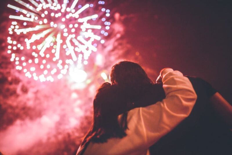 Oahu: Waikiki Friday Fireworks Cruise with Snacks and Drinks - Key Points