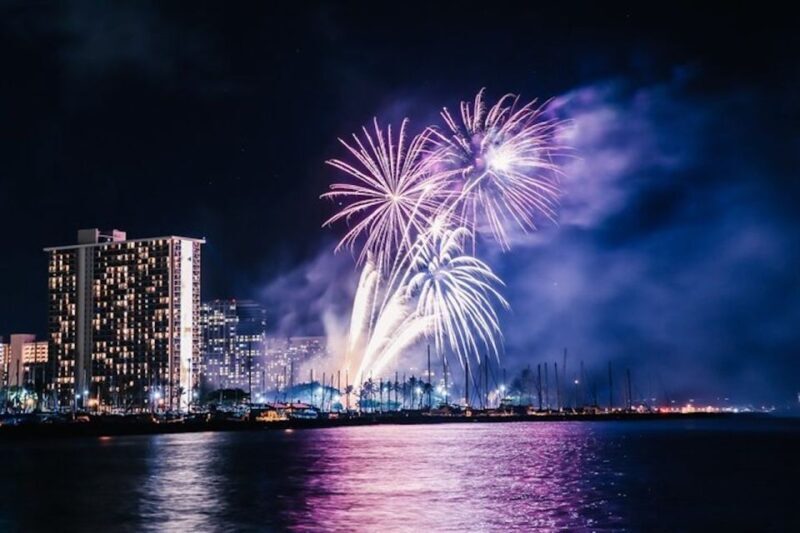 Oahu: Waikiki Friday Night Fireworks Catamaran (Wahine Koa) - FAQ