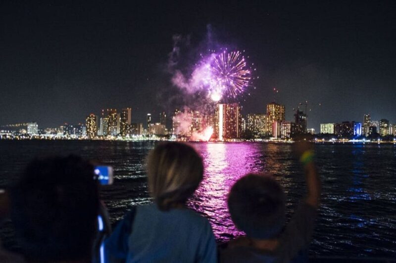 Oahu: Waikiki Friday Night Fireworks Cruise - An In-Depth Look at the Waikiki Fireworks Cruise