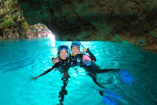 [Okinawa Blue Cave] Snorkeling and easy boat holding! Private system Very satisfied with the beautiful facilities of the shop (with photo and video shooting service) - Key Points