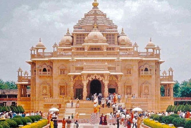 Old and New Delhi Private City Tour - Gurudwara Bangla Sahib: Find Tranquility