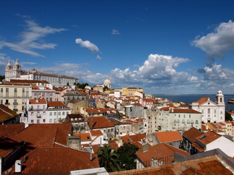 Old town of Lisbon on board of a tuk tuk- 1hour - Key Points
