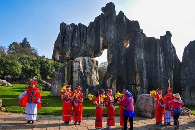 One day Stone Forest and Nuohei Yi Village Tour - Detailed Breakdown of the Itinerary