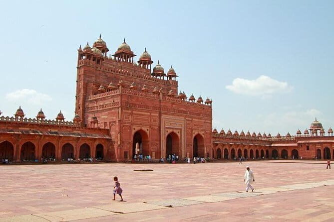 One Day Taj Mahal Tour from Jaipur by Car - Arrival in Agra and the First Stop: The Taj Mahal