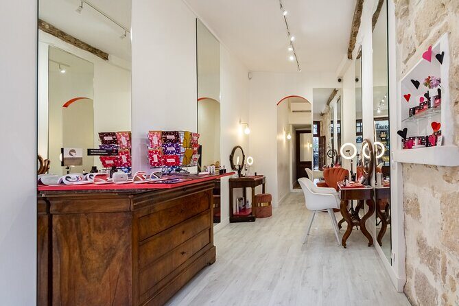 One-hour Private Makeup Class with a Pro Makeup Artist - Key Points