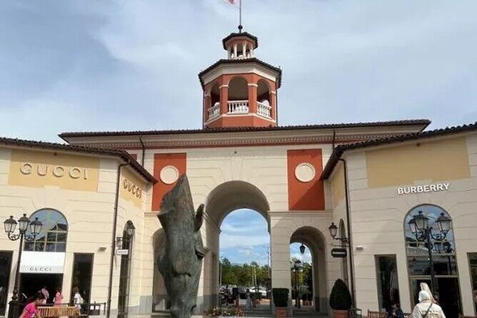 Outlet Serravalle o FoxTown Con Autista Privato Da Milano - Experience the Best in Designer Shopping with a Private Tour from Milan