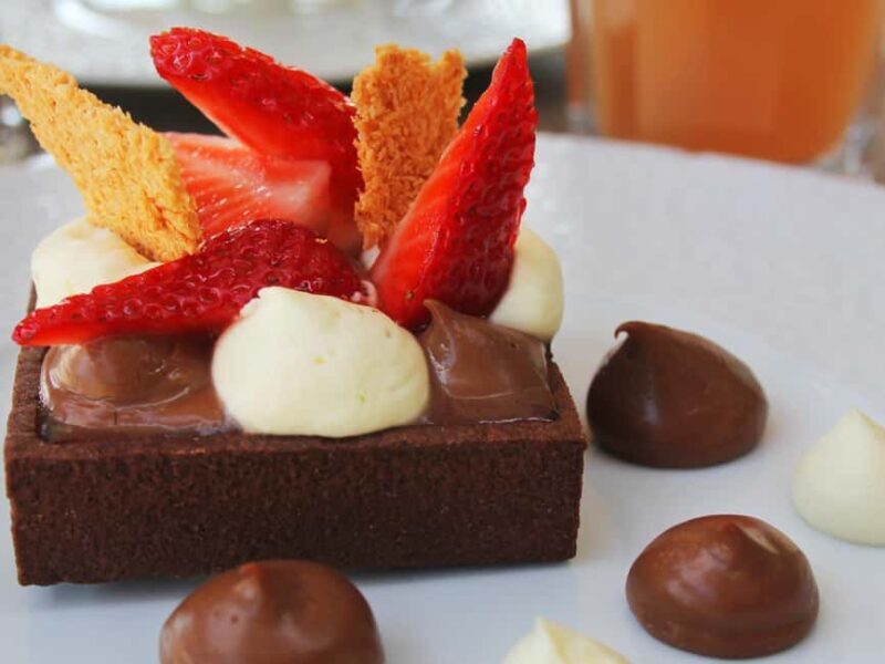 Paris: 1-Hour Sightseeing Cruise and 3-Course Bistro Dinner - Key Points