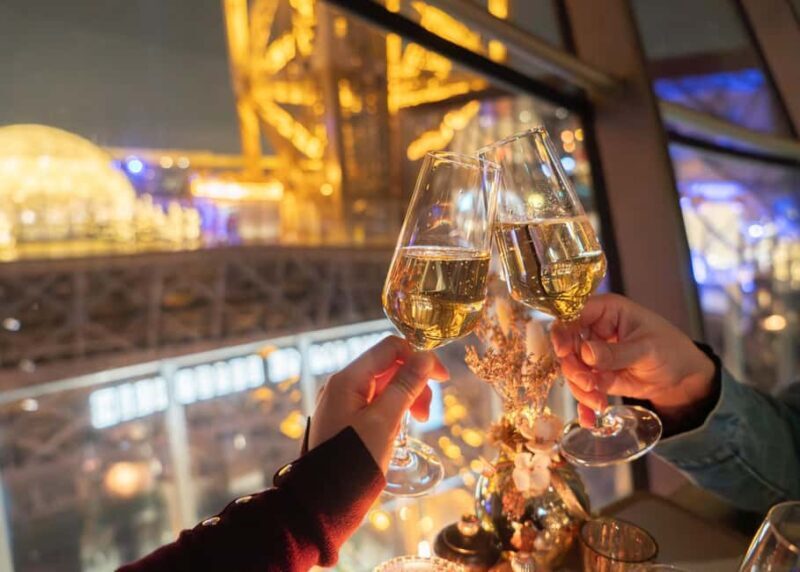 Paris: Christmas Dinner with champagne in the Eiffel Tower - The Experience in Detail