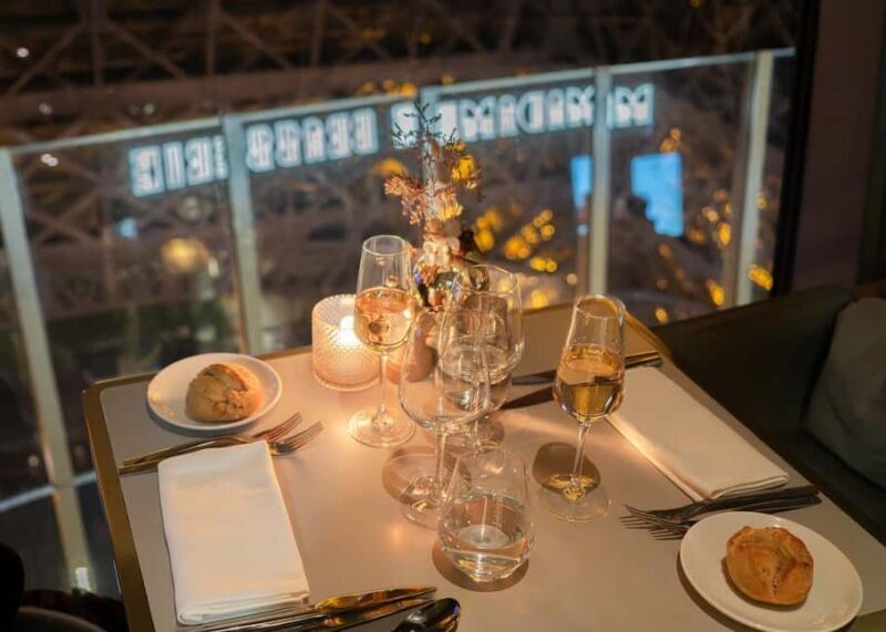 Paris: Christmas Dinner with champagne in the Eiffel Tower - FAQ