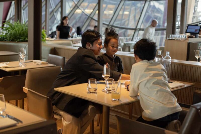 Paris: Christmas Lunch at Eiffel Tower with Panoramic Views - An In-Depth Look at the Experience