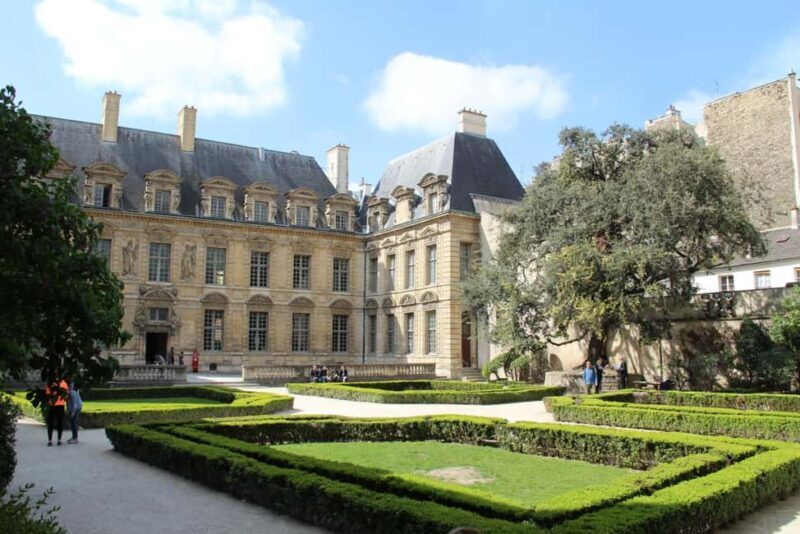 Paris: Discover the hidden architecture gems of Le Marais - Key Points