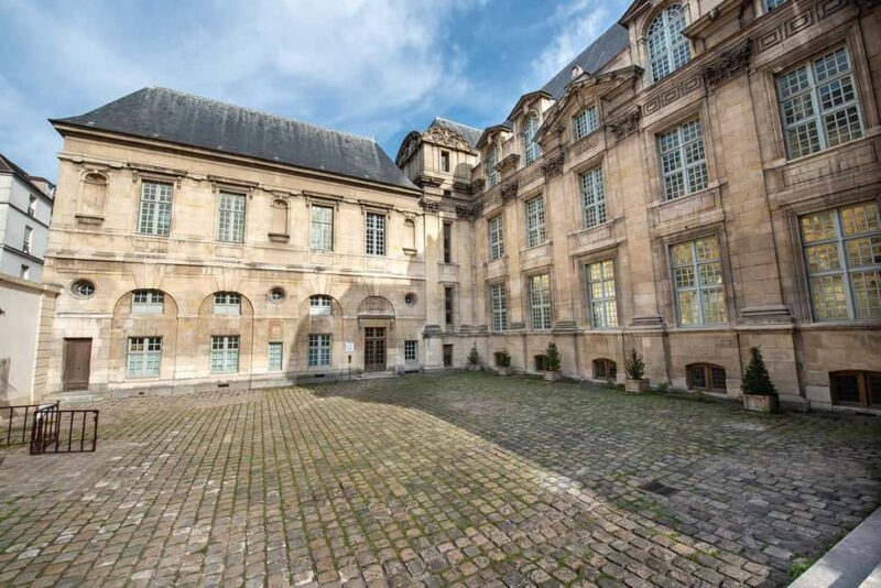 Paris: Discover the hidden architecture gems of Le Marais - The Guide and Group Dynamics