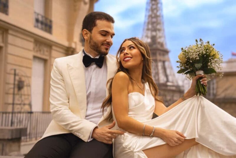 Paris: Eiffel Tower Couple Photoshoot with 50 Edited Photos - Key Points