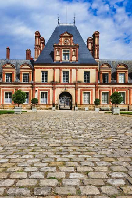 Paris: Fontainebleau and Barbizon Day Trip - Exploring the Château de Fontainebleau: Royal Grandeur Meets Artistic Flair