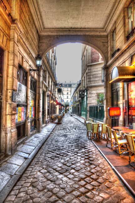 Paris: from Danton to Taylor Swift, fascinating anecdotes and iconic locations - FAQ