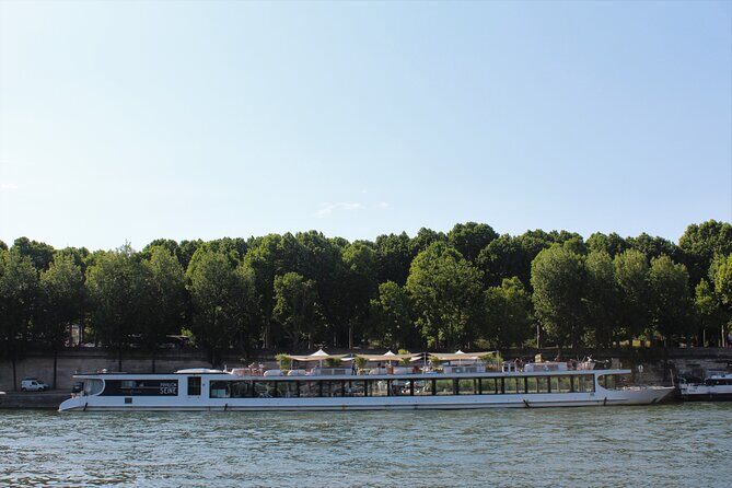Paris Gourmet Dinner Seine River Cruise with Singer and DJ Set - The Experience in Detail