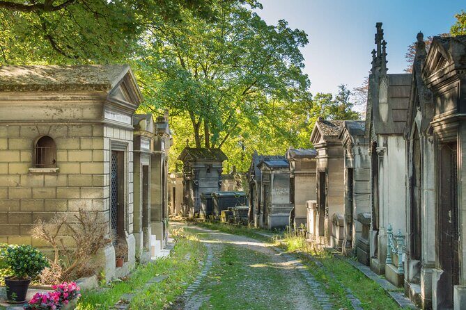 Paris: Haunted Père Lachaise Cemetery Guided Tour - Exploring Père Lachaise Cemetery: What to Expect