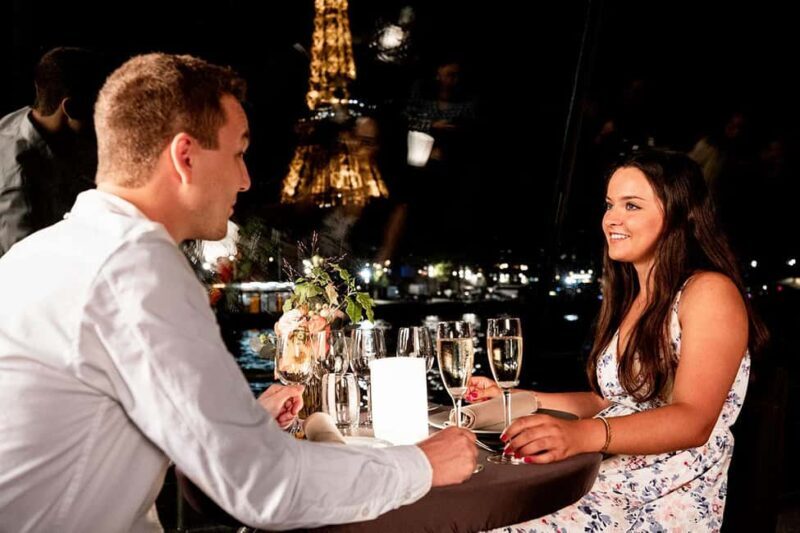 Paris: Luxury New Year's Eve Dinner Cruise along the Seine - Live Entertainment & Atmosphere