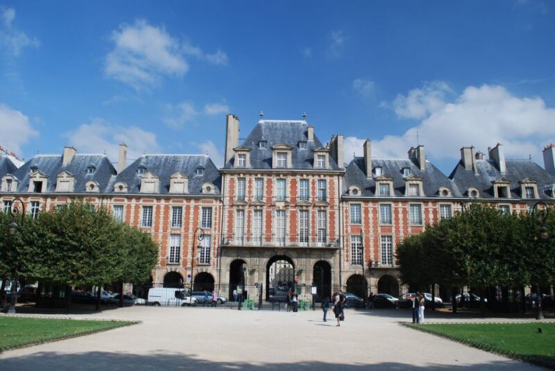 Paris Marais Quarter 2-Hour Private Walking Tour - What to Expect During the Tour