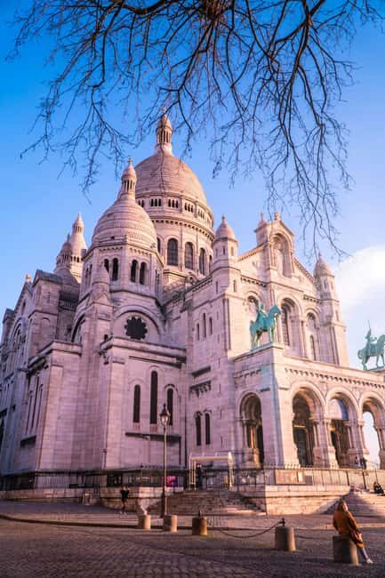 Paris: Montmartre Hidden Gems and Highlights Walking Tour - Starting Point & First Impressions