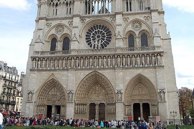Paris Montmartre Walking Tour With A Guide - A Deep Dive into the Montmartre Experience