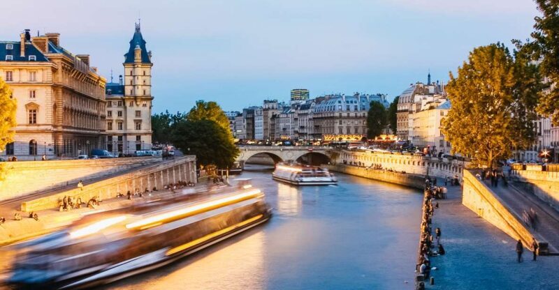 Paris: Night River Cruise On The Seine With Waffle Tasting - Exploring the Itinerary and Experience