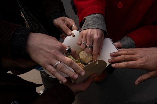 Paris - Pastries and Tragedies The bittersweet Tour of Montmartre - FAQ