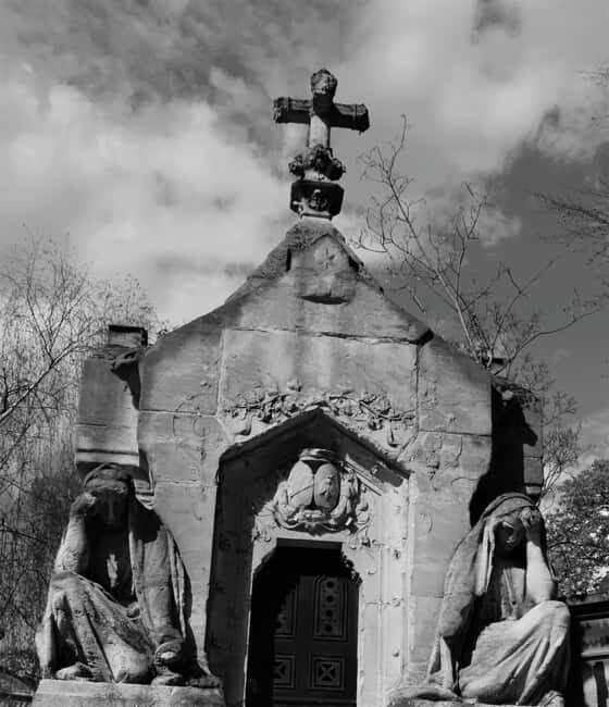 Paris: Père Lachaise Cemetery Guided Tour in Polish - Key Points