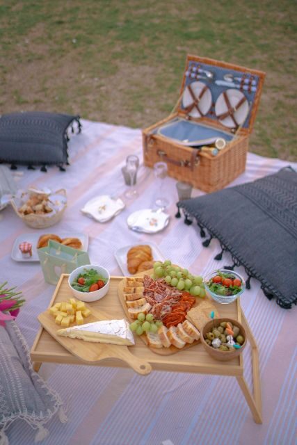 Paris: Picnic experience in front of the Eiffel Tower - Key Points