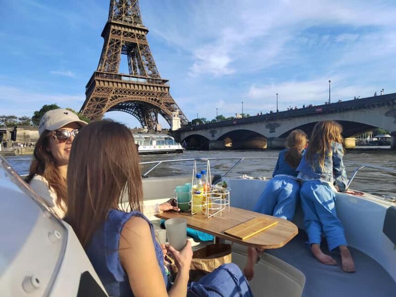 Paris private boat Seine River start near Eiffel Tower - Key Points