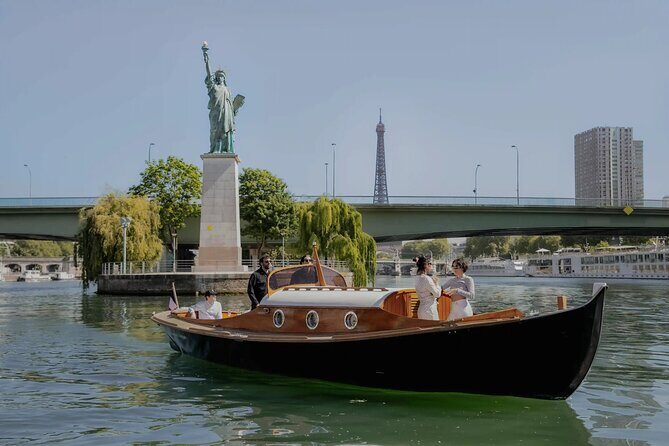 Paris Private Boat Tour with Champagne - An Elegant Escape on the Seine: The Paris Private Boat Tour with Champagne