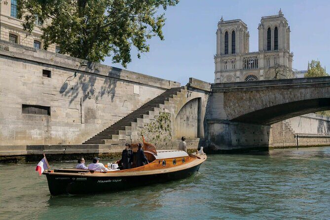 Paris Private Boat Tour with Champagne - Key Points