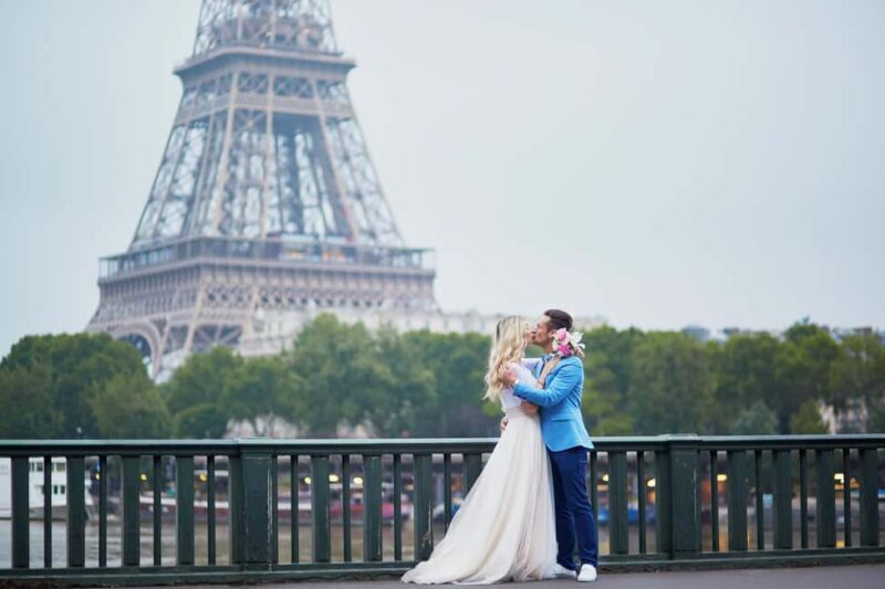 Paris: Romantic Couple Photoshoot (with flower bouquet!) - Who Would Love This Experience?