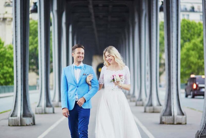 Paris: Romantic Couple Photoshoot (with flower bouquet!) - The Sum Up