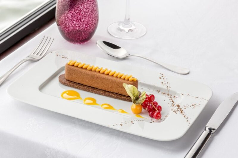 Paris: Seine River Cruise with 3-Course Dinner & Live Music - Key Points